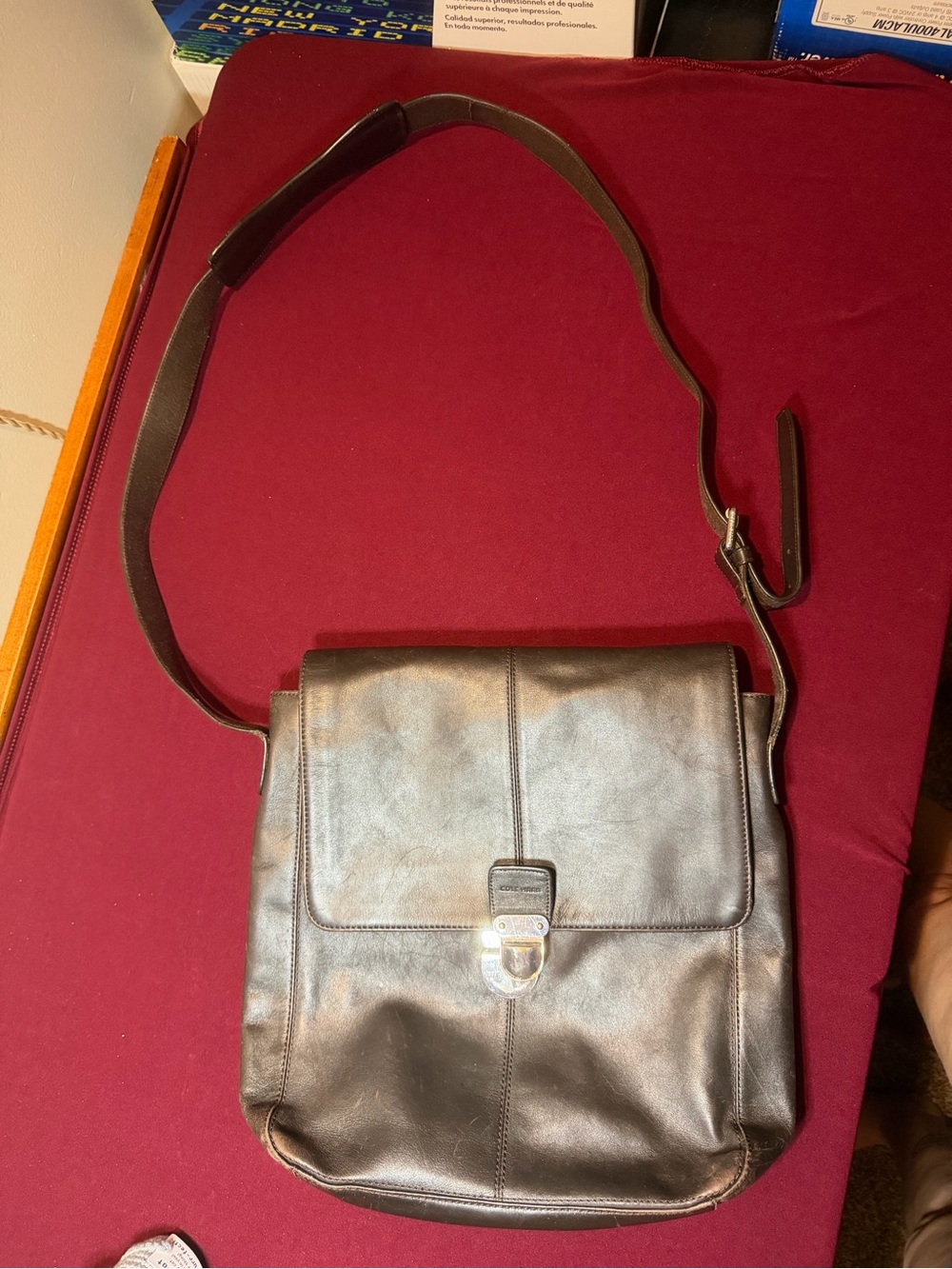 Men's Cole Hahn Black Leather Messenger Bag - Classic Crossbody